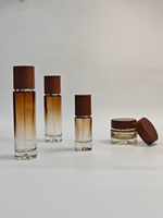 Bouteille de lotion en verre transparente mini carrée ou ronde à prix d'usine, flacon vide portable pour soins de la peau avec bouchon carré multicolore