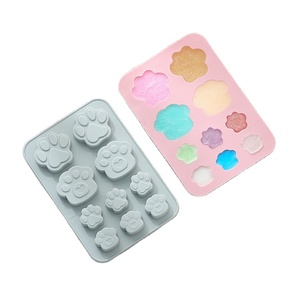 Molde de Silicona Reutilizable de 10 Cavidades con Forma de Huella de Perro, Ecológico, Resistente al Calor, para Jabón y Pasteles - Product Image 2
