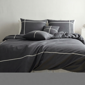 Ensemble de literie 4 pièces gris foncé avec taies d'oreiller et couette à motifs géométriques minimalistes pour la maison - Product Image 1