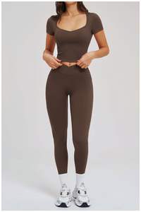 Ensemble de tenue de tennis pour femme : Haut de fitness à manches courtes, Legging de tennis à taille haute et soutien élevé, Col carré, Pantalon de gym et de course - Product Image 4