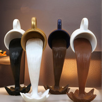 Figurine en résine créative de style européen, design de gobelet inversé avec éclaboussures de liquide, quatre options de couleurs pour table d'intérieur