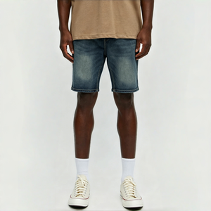 Shorts de mezclilla lavados de cintura media estilo retro, transpirables, antidecoloración, de algodón y poliéster, con bolsillos prácticos para uso diario estilo street punk. - Product Image 1