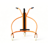Chariot de manutention de fûts en nylon industriel avec pince bec d'aigle et dossier à roulettes en U pour un levage sécurisé des fûts en entrepôt