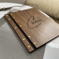 Porte-menu en bois avec reliure à vis, logo gravé, pour restaurant, fixé sur une sangle en cuir