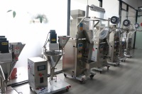 Machine d'emballage industrielle automatique pour petits sachets avec fonction de remplissage pour le ketchup, la pâte de piment, le miel et les sauces.