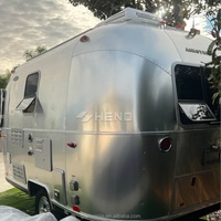 Caravane mobile entièrement équipée, style rétro, en aluminium argenté, pour la location en milieu hôtelier