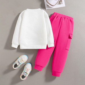 Completo per Bambina Stile Dolce: <span class=keywords><strong>Felpa</strong></span> <span class=keywords><strong>Bianca</strong></span> con Stampa Ciliegie e Pantaloni Cargo Rosa, Set di Abbigliamento Quotidiano Adorabile Personalizzabile - Product Image 2