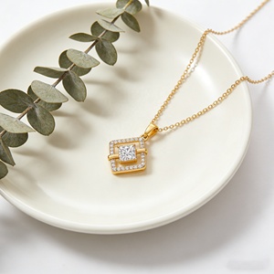 Collier Pendentif Minimaliste Carré Double Cadre en Laiton Plaqué Or 18K avec Zirconiums AAA, Chaîne à Maillons, Vente en Gros de Bijoux Tendance - Product Image 4