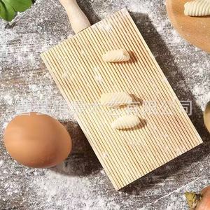 Nouveau planche à laver en bois pour la maison, planche à nouilles en spirale carrée en bois avec poignée, planche à nouilles et pâtes en bois massif - Product Image 1