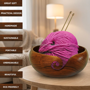 Bol à fil en bois gravé fait main, forme ronde, en bois poli, artisanat de l'Uttarakhand, pour le tricot, avec aiguilles à fil roses et présentoir - Product Image 2