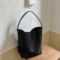 Sac à bandoulière tressé pour femme en cuir PU, grand sac hobo, sac seau, sac fourre-tout, sac à main tressé avec fermeture magnétique et pochette