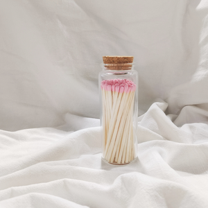 Fósforos de madera largos con cabeza redonda, de colores macaron surtidos, con etiqueta de lámina dorada a juego, en frasco de vidrio transparente con tapa de corcho delgada. - Product Image 6