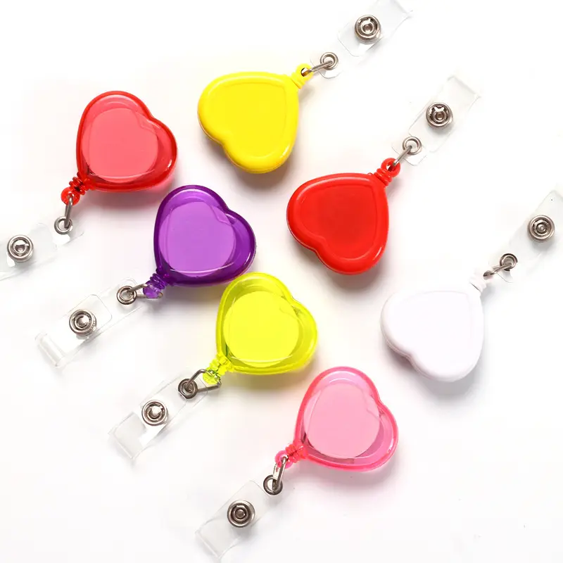 Ultimo design colorato a forma di cuore carino traslucido in plastica ABS retrattile rotante clip badge porta bobina per infermiera regalo per bambini