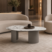 Table basse moderne de grande taille, de forme irrégulière, avec plateau en marbre véritable blanc et base en fer peint