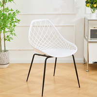 Chaise de salle à manger moderne et simple avec pieds en bois massif et assise en plastique PP creux pour la maison, l'extérieur et les restaurants