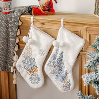 Chaussettes de Noël en velours luxueux, bordure en fausse fourrure, broderie de sapins de Noël et de flocons de neige, personnalisées Jiatao JTC1056