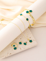 Conjunto de Joyería de Aleación con Trébol de Cinco Hojas Clásico, de Lujo Ligero, Collar, Pendientes, Anillo y Pulsera para Mujer, Venta Caliente de Moda, al por Mayor