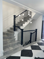 Poteau d'escalier d'art en fer forgé haut de gamme personnalisé Simple moderne minimaliste design exquis caractéristique durable pour les villas