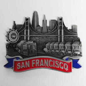 Abridor de Botellas Magnético para Refrigerador con Diseño de la Puente Golden Gate de San Francisco, Recuerdo Metálico Retro en Tono Negro, Cobre y Dorado, Bandera de EE. UU. y Horizonte Urbano - Product Image 1