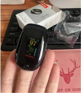 Oxímetro de Pulso Tipo Clip para Monitorear el Sueño, la Frecuencia Cardíaca y el Nivel de Oxígeno en Sangre - Oxímetro Gemstone - Product Image 5