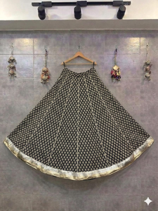Lehenga Choli Tradicional con Estampado Marrón y Borde Dorado, Diseño Étnico para Navratri y Garba, Falda Festiva, Chaniya Choli - Product Image 4