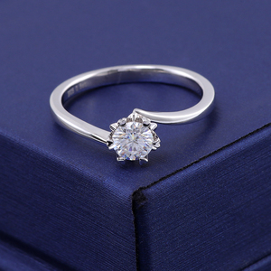 Anillo de compromiso <span class=keywords><strong>solitario</strong></span> redondo de 0,5 quilates Moissanite en plata esterlina con puntas - Product Image 5