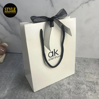 Sacs en carton blanc de luxe personnalisés, recyclables, pour emballages d'achats, avec logo estampé à chaud, promotion commerciale, vêtements, ruban