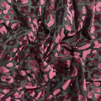 Strass de cristaux rouges scintillants de style personnalisé incrusté sur tissu de maille de polyester avec imprimé léopard en velours