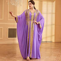 Ensemble Abaya élégant deux pièces en polyester respirant avec garniture en strass dorés, manches chauve-souris, kaftan ouvert et robe intérieure longue jusqu'aux chevilles