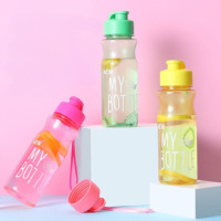 Bouteilles d'eau en plastique sans BPA de 600 ml, vente en gros, personnalisables avec poignée en corde