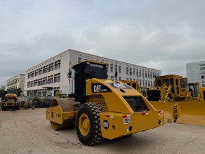 รถบดอัดสั่นสะเทือน CAT CS-683E มือสอง ยี่ห้อ Caterpillar สำหรับงานปูพื้นในพื้นที่ขนาดเล็กและบดอัดทราย - Product Image 6