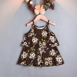 Traje para Niña Pequeña con Pantalones Cortos de Gasa Blanca, Sombrero Elegante y Camisa sin Mangas con Estampado Floral Pequeño - Product Image 3