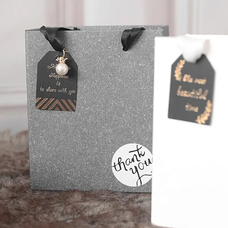 Montre à vin de luxe en gros petits emballages sacs-cadeaux impression Pantone sacs cadeaux en papier cartonné blanc avec poignée pour hommes et femmes