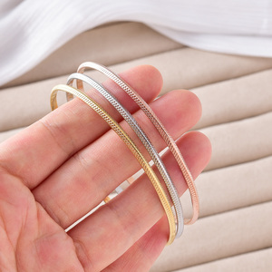 Brazalete Delicado de Acero Inoxidable con Diseño de Letras Chapado en Oro de 18k, Textura Fina, Venta al Por Mayor, Multitono, Regalo de Aniversario para Mujer - Product Image 4