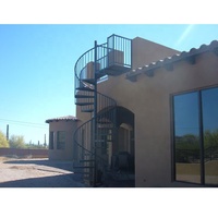 Escalier en colimaçon moderne en fer forgé pour une utilisation dans une villa intérieure Conception circulaire peu encombrante et portable