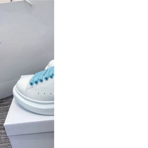 Sneakers de luxe en cuir blanc avec paillettes bleues, chaussures décontractées à lacets bleues brillantes à semelle épaisse - Product Image 1