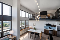 Meubles d'hôtel de qualité supérieure Staybridge Suites by IHG : Chaises et tables pour projets hôteliers