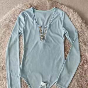 บอดี้สูทแขนยาวผู้หญิง I-0523 ดีไซน์เสื้อยืดสุดหรูสำหรับผู้หญิงที่ใส่ใจแฟชั่น - Product Image 3