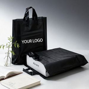 Bolsa de Compras de Plástico con Asa Rígida de PE Negro Mate con Logotipo Personalizado para Boutique de Ropa, Empaque de Prendas - Product Image 1