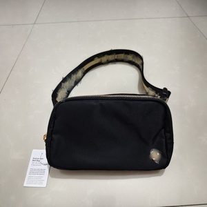 Sac banane <span class=keywords><strong>LuluS</strong></span> Everywhere 1L en nylon couleur unie, tendance, pour le yoga, avec fermeture éclair et fermoir, sac à bandoulière étanche pour femme - Product Image 2