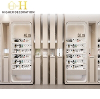 Vitrine de présentation de parfums de luxe Off White pour parfumerie, élégante et lumineuse, pour l'aménagement intérieur de magasin de détail
