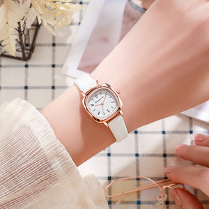 Reloj cuadrado minimalista artístico para mujer, con correa de cuero retro, pequeño y cuadrado. - Product Image 1