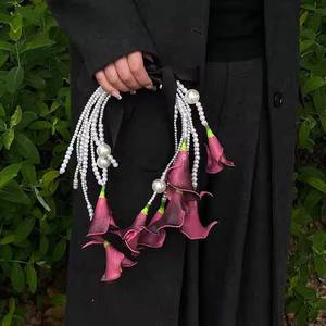 Ramo de Novia Moderno Hecho a Mano LANJO para Graduación, Acción de Gracias, Boda, con Lirios de Cala Artificiales y Cadena de Perlas para la Novia - Product Image 3