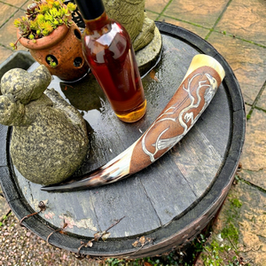 Corne à boire viking de haute qualité, artisanale, en corne de buffle naturelle, avec support, style poli, directement d'Inde - Product Image 1