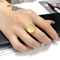 Heiß begehrte, 18 Karat vergoldete Edelstahl-Siegelringe mit geometrischem, rundem Design, minimalistische, günstige runde Anhängerringe