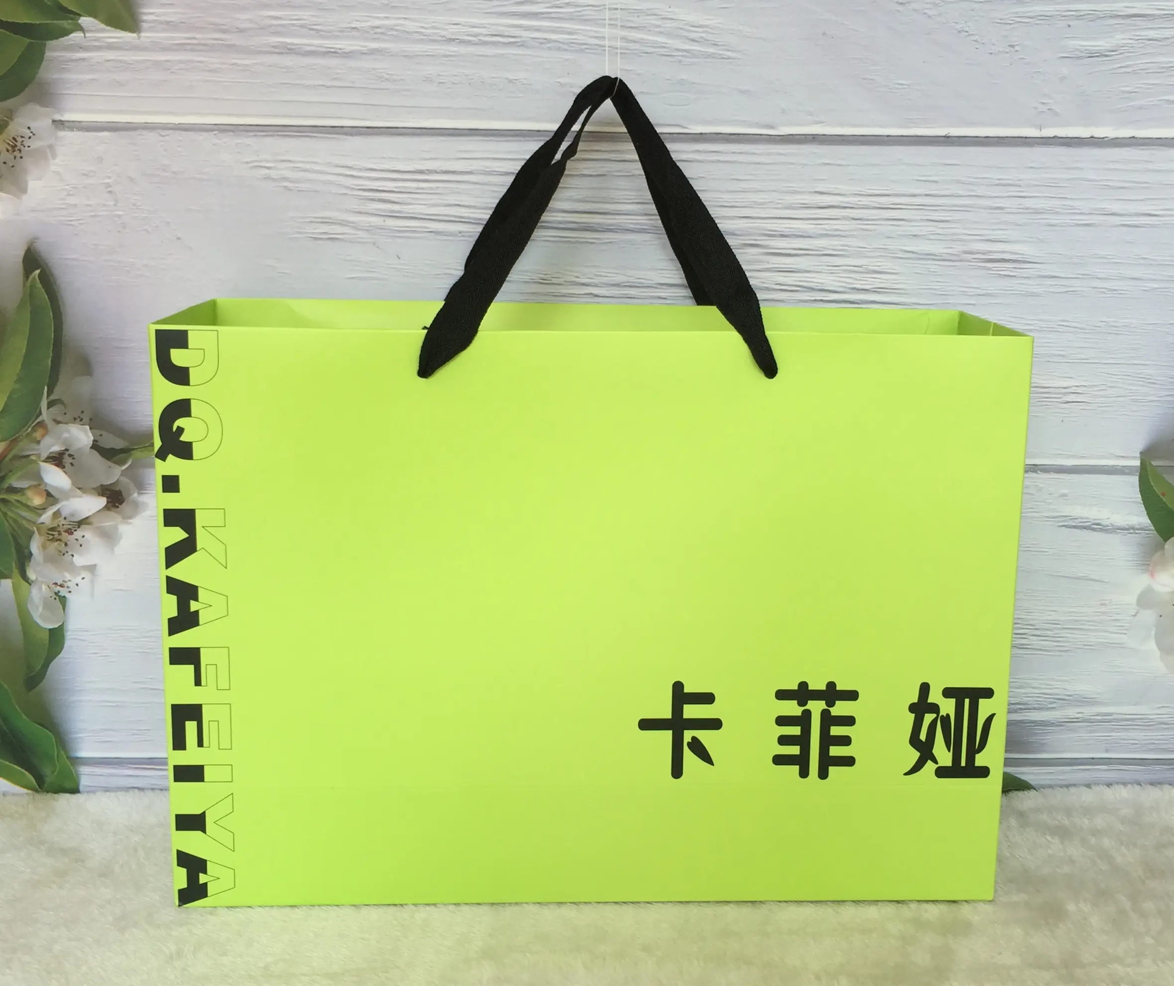 Sacos de papel artesanais luxuosos, sacos estampados personalizados de logotipo de roupas grandes, sacos de papel femininas de papel com alças