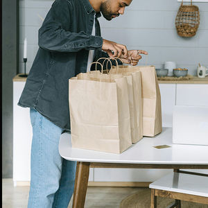 Sacs à main en kraft de luxe faits à la main avec logo personnalisé imprimé flexographique et gaufré, poignée longue pour chaussures, vêtements, aliments - Product Image 4