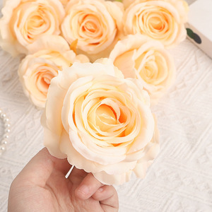 Tête de rose artificielle en soie rose clair, accessoire de décoration de mariage, haute simulation, réutilisable - Product Image 4