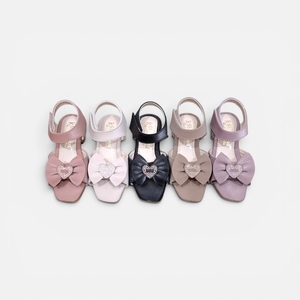 Sandalias de tacón de bloque rosa para niñas con lazo, diseño de corazón, punta abierta, correa al tobillo, calzado de moda para fiesta, sandalias con hebilla de lazo de corazón - Product Image 6