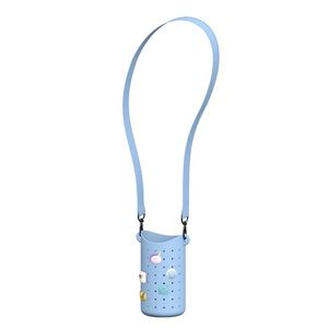 Porte-bouteille d'eau en silicone bleu avec breloques interchangeables pour enfants et adultes - Product Image 1